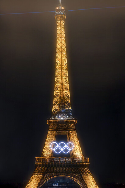 Los anillos que representan los Juegos Olímpicos decorando la Torre Eiffel, París, Francia