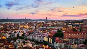 Lisboa, capital de Portugal conocida como la ciudad de las siete colinas, combina historia, cultura y modernidad, haciendo de ella un destino único y vibrante