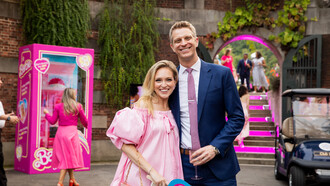 A Embaixada Britânica se juntou à Warner Bros para organizar uma recepção para o lançamento de "The Barbie Movie" em 17 de julho de 2023 - filmado principalmente no Reino Unido. Essa tendência foi um dos maiores hits em 2023, com a ampla divulgação de Barbie dirigido por Greta Gerwig e estrelado pela Margot Robbie, que representa a Barbie protagonista e central na história. A atriz trouxe looks não só inspirados na boneca, mas também usou réplicas de visuais clássicos, fazendo assim a direta conexão a tour de divulgação do filme, ato que foi replicado pelos próprios telespectadores que inundaram os cinemas com a onda rosa