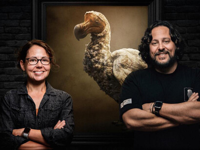 Ben Lamm (derecha) junto con la paleogenetista, Beth Shapiro, anuncian el proyecto de desextinción del dodo