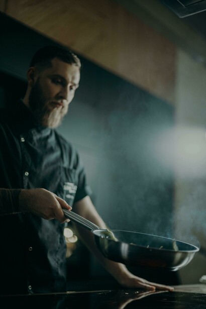 Chef faz legumes salteados na frigideira