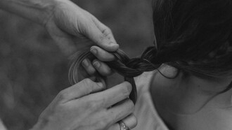 In molte culture, i rituali legati ai capelli vengono condivisi tra generazioni, trasformandosi in occasioni di vicinanza e trasmissione di saperi