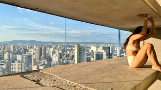 Un proyecto artístico puede integrar el cuerpo, la arquitectura y el lenguaje audiovisual como formas complementarias de creación. Fotografía: PH Carlos Silva, artista mexicano