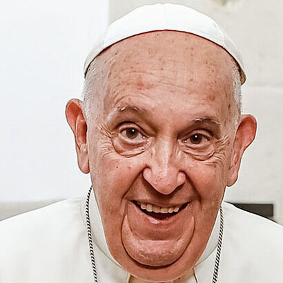 El hecho de que Francisco no tenga en mente el principio metódico de la totalidad social explica sus unilateralidades y sectarismos