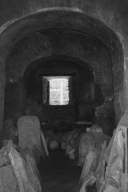 Situata nella centralissima Piazza d'Armi di Nola, la Caserma Principe Amedeo è circondata da una zona che sta per essere rivalutata con un investimento di quasi 10 milioni di euro, ma l'edificio stesso rimane di proprietà demaniale, senza piani concreti di ristrutturazione. Immagine presa dal Catalogo Generale dei Beni Culturali, Nola (NA)