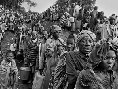 En julio de 1994, entre 600,000 y 1,000,000 refugiados ruandeses llegaron a las regiones de Goma y Bukavu en el Kivu del antiguo Zaire. Con calor, falta de agua, alimentos y el brote simultáneo de una epidemia de cólera y disentería, decenas de miles de refugiados encontraron la muerte