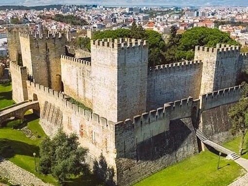 Il Castello di São Jorge è situato su una collina dominante nel centro storico di Lisbona. Le sue origini risalgono al V secolo, con successivi sviluppi sotto il dominio dei Mori e poi dei Portoghesi dopo la riconquista cristiana nel 1147, Lisbona, Portogallo