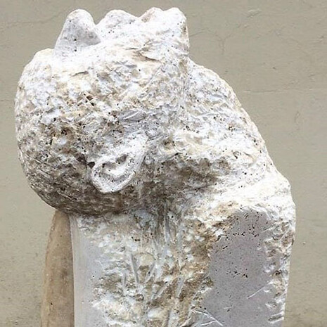 “Crónica del despojo”, de Cristián Gavarrete. Talla directa en mármol expuesta en la Galería Nacional de Arte de Honduras