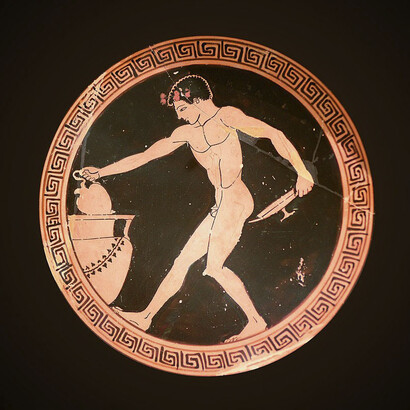Joven sacando vino de un cráter. Su desnudez muestra que sirve como copero en un simposio o banquete. Inscripción de Kalos, tondo de una copa ática de figuras rojas, ca. 490-480 a.C.