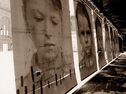 Gottfried Helnwein, installazione "Selection - Ninth November Night", tra il Ludwig Museum e la cattedrale di Colonia, 1988