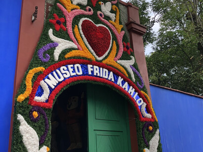 Vista do exterior da casa azul, antiga casa de Frida Kahlo e Diego Rivera, que hoje é um museu dedicado à obra de Frida. Está localizado no bairro Colonia del Carmen de Coyoacán, na Cidade do México