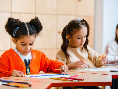 A integração do brincar nas escolas pode transformar a educação, criando um ambiente mais saudável e estimulante para alunos e professores