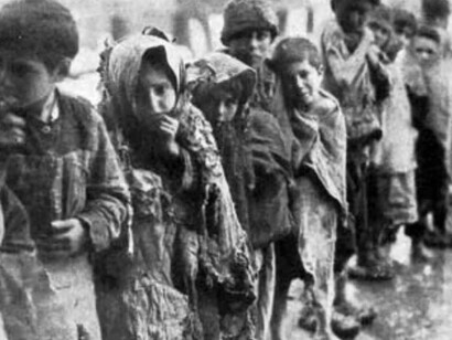 Bambini armeni deportati. Foto di Lisa Gerrard