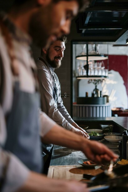 La gastronomía andaluza se convierte en una manifestación tangible de la identidad regional y una expresión de la diversidad de sabores que caracterizan a esta tierra
