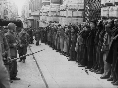 Uomini della R.S.I. prendono parte al rastrellamento di civili davanti a Palazzo Barberini, a seguito dell'attentato di via Rasella del 23 marzo 1944, Roma, Italia