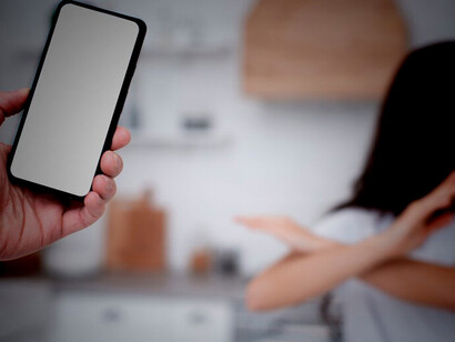 A woman on a digital detox is actively avoiding holding her phone to reduce screen time