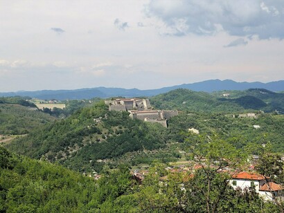 Il forte di Gavi in lontananza, Gavi, Piemonte, Italia