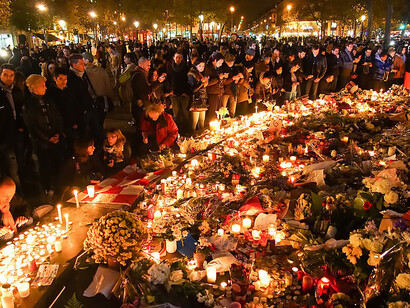 In remembrance: citizens line up outside French embassy in Moscow, offering condolences after Bataclan terrorist attacks