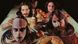 Foi aí que entrou uma música que eu não ouvia fazia um bom tempo. Era “Fala”, dos Secos & Molhados. É interessante quando ficamos um bom tempo sem escutar uma música que gostamos e de repente ela surge nos nossos ouvidos, pois a sensação é bem parecida de como se fosse a primeira vez que estivéssemos escutando