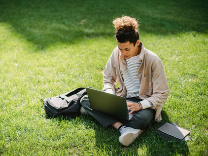 A privacidade e a ética na educação online são cruciais, com medidas de segurança que protegem os alunos e constroem confiança no ambiente digital