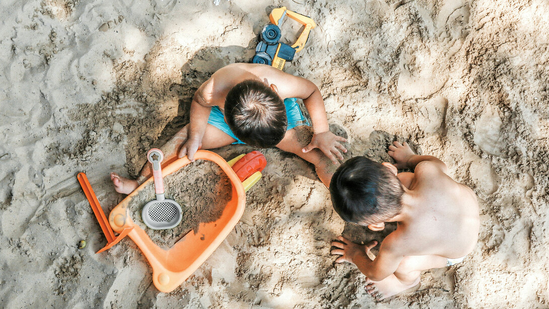 A psicopedagogia clínica é fundamental para reconectar indivíduos com suas formas de aprender promovendo um desenvolvimento integral que abrange aspectos cognitivos, emocionais e sociais. Jogos e brincadeiras são ferramentas essenciais nesse processo