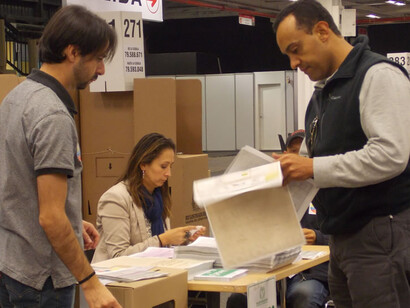Actividad en un colegio electoral