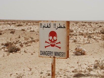 Señal de peligro por minas en el Sáhara Occidental