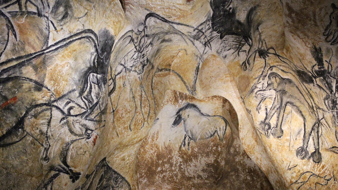 Lions Panel, nicchia con cavallo. Grotta di Chauvet, Vallon-Pont-d'Arc, Francia