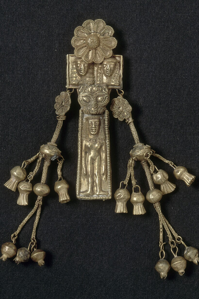 Pendentif avec pendeloques - femme nue surmontée d’une tête de panthère et de deux têtes de femmes
Alliage d’or et d’argent / h. 8 cm, Découverte : Camiros/ production : Rhodes, 2nde moitié du VIIe siècle av. J.-C. Acquisition Salzmann, 1863, Paris, musée du Louvre, département des AGER © RMN-Grand Palais (musée du Louvre) / Hervé Lewandowski