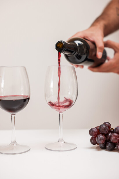 La varietà di vitigni, le tecniche di produzione tradizionali, gli abbinamenti culinari e la forte identità territoriale fanno del vino italiano una presenza costante sulle tavole