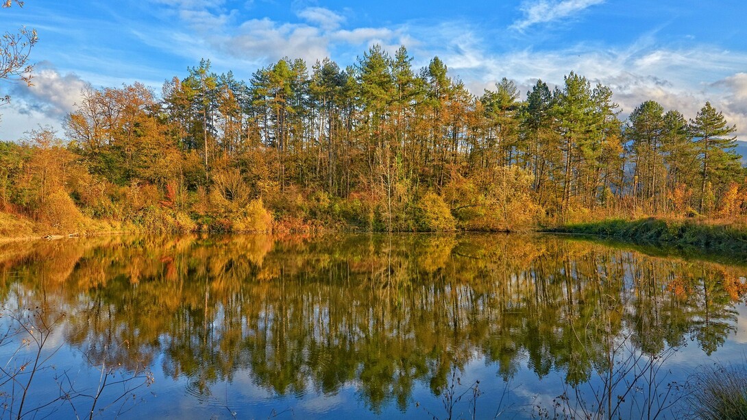 Panorama del laghetto di Moglio, Oltrepò Palvese, Lombardia, Italia