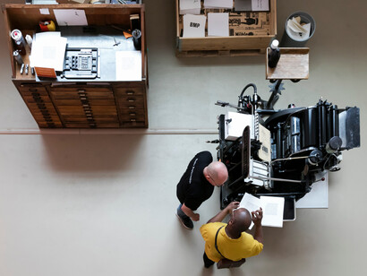 Black Madonna Press with King and Believers,
Theaster Gates, 2012/2018, Heidelberg Printing Press, neon installation, photography, metal, glass and dust. Foto: Julian Salinas
