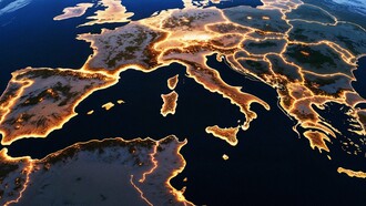 A mini-Europa está envolvida numa guerra que não causou, mas de que se quer aproveitar para se ver ampliada no espelho de Humpty Dumpty. Esta guerra parece regional, mas talvez seja a primeira fase de uma guerra global (o Irão é o grande candidato da nova fase). As guerras começam sempre com grande surpresa para as populações menos atentas, ou seja, a grande maioria dos cidadãos. Dizia o locutor da radio aos camponeses noruegueses atónitos num filme de que de não me recordo: “Temos o trágico dever de anunciar algo que nunca imaginámos, a guerra começou”