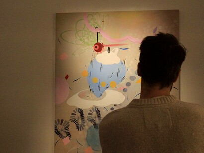 A painting being admired by a fan of Silia Ka Tung at the Saraceno Art Gallery in Rome