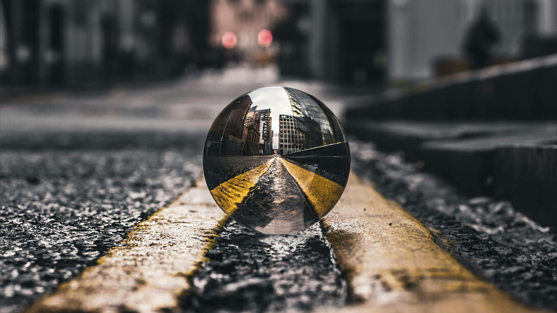 Die Zeitebene, die der Autor aus der Phantasie erfunden hat, widerspiegelt sich in unsere Realität