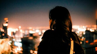 En un mundo saturado de estímulos, prestar atención se ha convertido en una de las formas más difíciles —y más humanas— de permanecer presentes