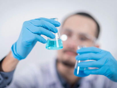 Bioquímico revisando distintas pruebas. La adopción de un enfoque holístico y colaborativo es muy importante en la investigación y la práctica médica