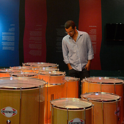 A relação entre o samba e as religiões afro-brasileiras, como o Candomblé e a Umbanda, destacando a função espiritual da música. Rio de Janeiro - Na comemoração dos seus 80 anos, o Instituto do Patrimônio Histórico e Artístico Nacional homenageia o Museu do Samba, na Mangueira