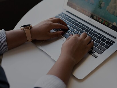 Jovem escreve digitalmente em seu laptop