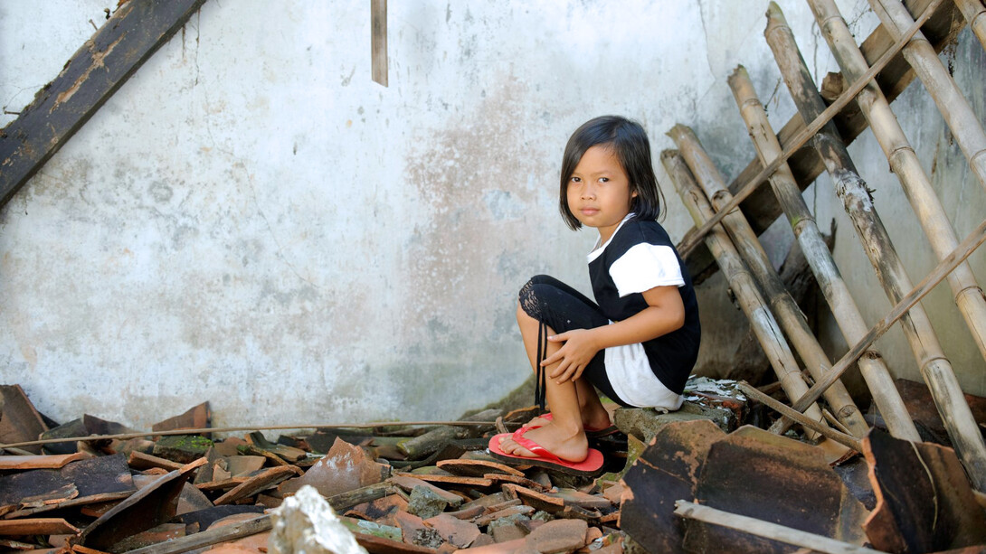 Pobreza infantil. La pobreza es un problema político, pero eso también se olvidó. En su lugar surgieron consideraciones morales y psicológicas. De la pobreza en general se pasó a la pobreza de las mujeres y luego a la pobreza de la niñez
