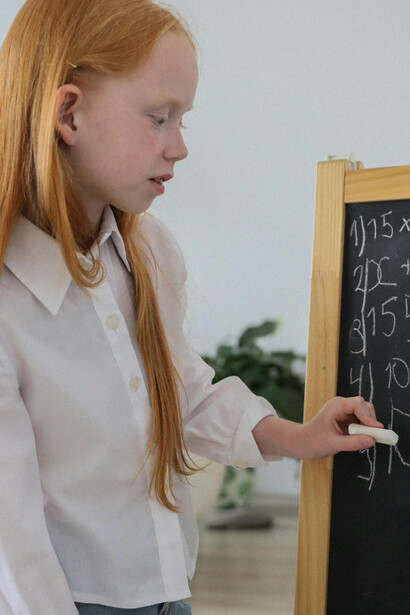 Estudos apontam que a matemática é a disciplina onde a ansiedade mais se manifesta, prejudicando o aprendizado e criando barreiras emocionais para o desenvolvimento acadêmico