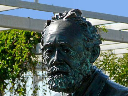 Veja como Julio Verne previu inovações tecnológicas, como submarinos e viagens espaciais, mostrando uma visão futurista que inspirou cientistas e engenheiros. Monumento a Julio Verne, localizado na Av. Beiramar, no Porto Esportivo, na cidade de Vigo, Espanha