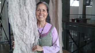 La búsqueda de relaciones invisibles entre las cosas, la confianza en la imaginación como forma de conocimiento. La artista y poeta chilena Cecilia Vicuña (1948) en el Museo Nacional de Bellas Artes, 2014. Santiago, Chile