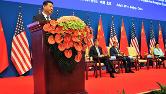 El presidente de China, Xi Jinping, pronuncia el discurso de apertura del sexto Diálogo Estratégico y Económico entre Estados Unidos y China, mientras el secretario de Estado estadounidense, John Kerry, y el secretario del Tesoro de Estados Unidos, Jack Lew, escuchan en Pekín, China, 9 de julio de 2014
