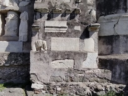 Roma, Tomba di Cecilia Metella, particolare di epigrafe marmorea, ph. Roberto Luciani