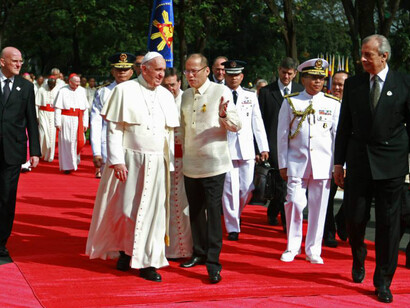 Papa Francisco acompanhado pelo Presidente Benigno S. Aquino III, no jardim do Palácio Malacañan durante a cerimónia de boas-vindas da Visita de Estado e Viagem Apostólica à República das Filipinas