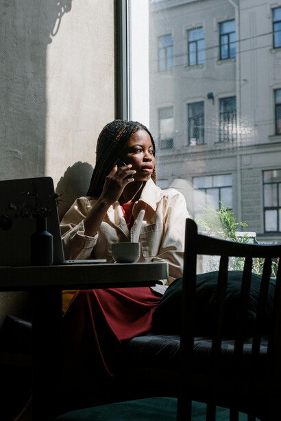 Mulher conversando ao telefone: uma cena que reflete a importância da linguagem na sociedade e seu papel como elemento de poder, conforme estudado por Pierre Bourdieu