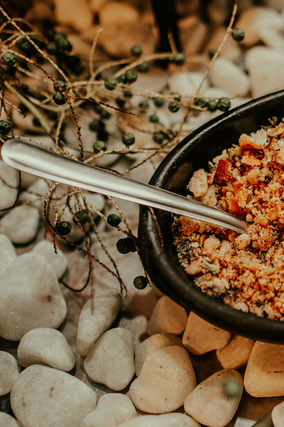 Descubra a verdadeira história da feijoada, um prato tradicional brasileiro com raízes culturais profundas e sabores irresistíveis