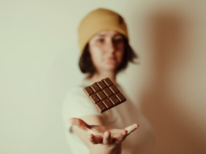 El consumo de chocolate favorece la producción de endorfinas (hormonas del placer) razón por la cual se recomienda ingerir cinco gramos al día para ser feliz