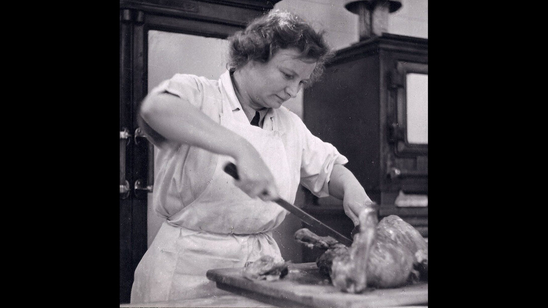 Cook carving at Berkhamsted Foundling Hospital, 1940s. Courtesy Coram